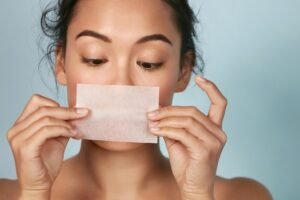 Jenis Kulit Wajah Berminyak dengan Tisu